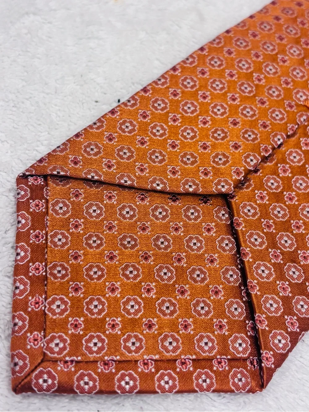 Brand New Stylish Tie By JoS A. Bank (Signature Collection) - Width 3 5/8 Inches